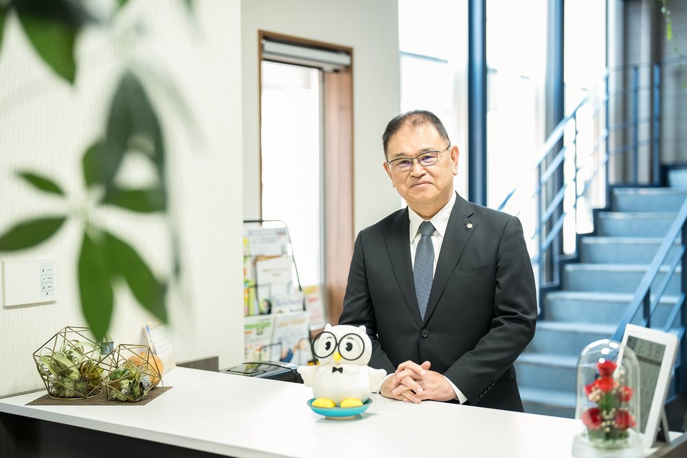 受付に立つ所長 高田雅信